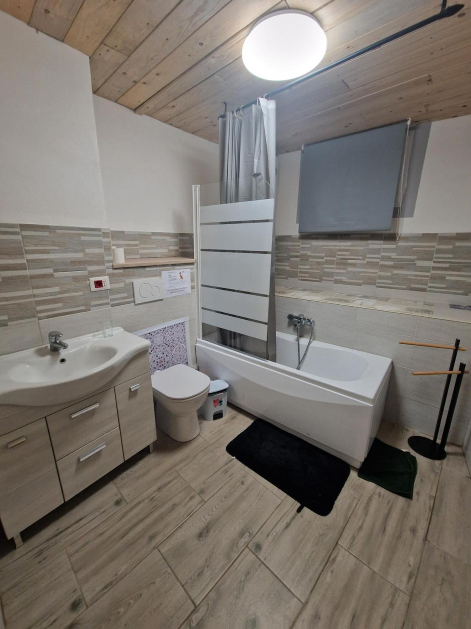Underground Home Vicino Metropolitana Comasina Кормано Екстериор снимка